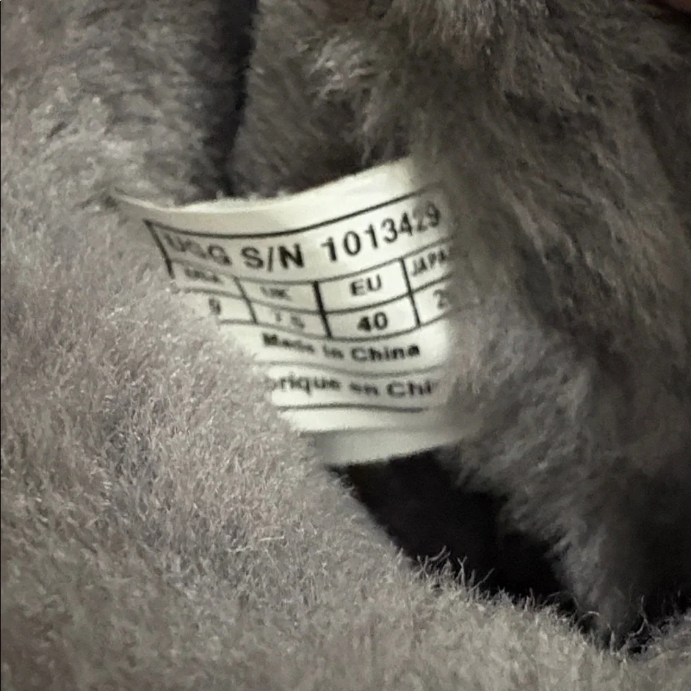 UGG Kara Treadlite Gray Suede Boots. Water Resistant. Wear up or cuffed. Sz 9. - Picture 12 of 13